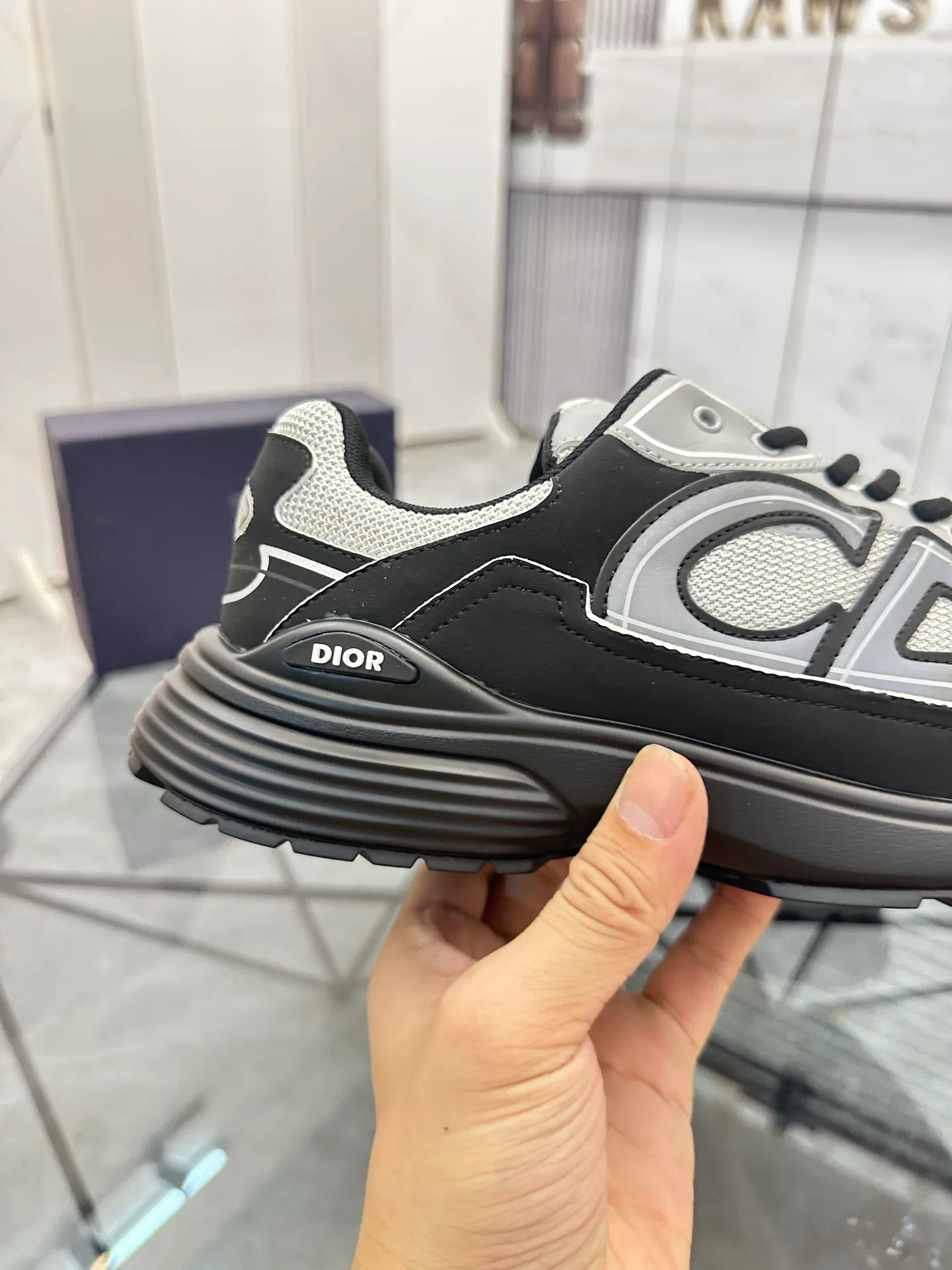 Men's shoes: 💰P400¥ Available in Guangzhou Product trademark: Dior* "Dior*" low-top casual shoes Regular size: 35-46 (can be customized to 47) Couple style Product materials: Upper imported cowhide stitched with original fabric, breathable lining, ultra-light foam original outsole. No.: 007